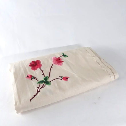 Toalha de Mesa com Bordado de Rosas main photo of Toalha de Mesa com Bordado de Rosas
