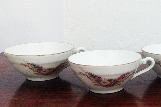 Xícara Cb Francês em Porcelana Filetado a Ouro main photo of Xícara Cb Francês em Porcelana Filetado a Ouro