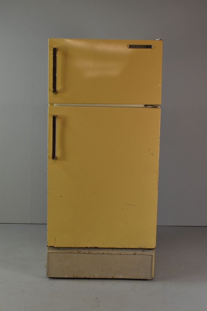 GE Harvest Gold Refrigerator w/ Top Door Freezer | For Rent in