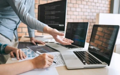 Логотип Microservices - паттерны и практика построения микросервисов