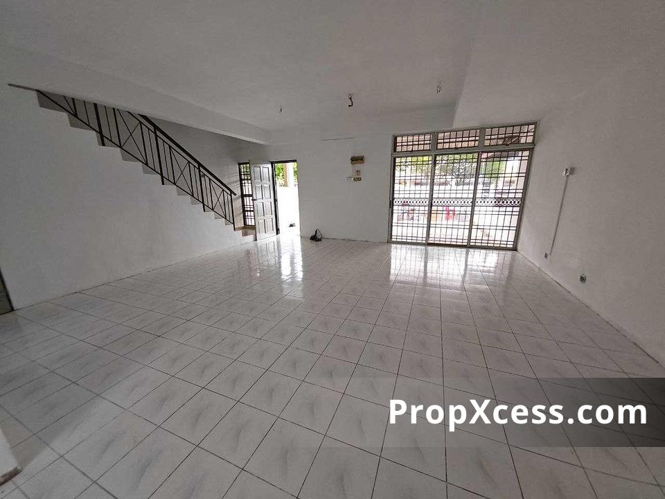 4-Bedroom Terrace / Link for sale in Johor photo 4