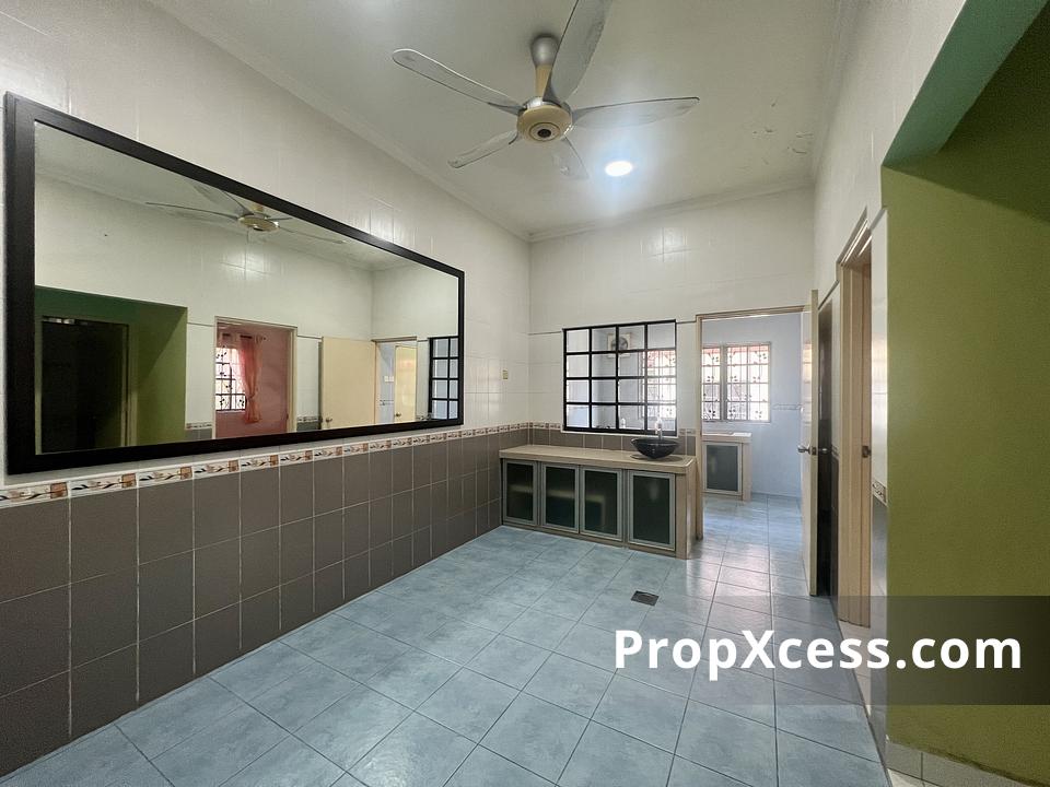 5-Bedroom Terrace / Link for sale in Selangor photo 3