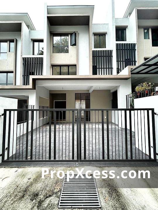 4-Bedroom Terrace / Link for sale in Selangor photo 4