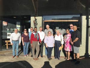 A photo of the 2019 Newnan Citizen Academy class with local Newnan historian, Elizabeth Beers at one of downtown Newnan’s treats – Meat N’ Greet