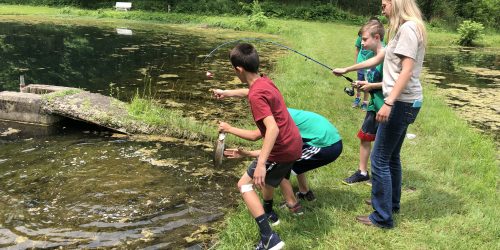 kids fishing