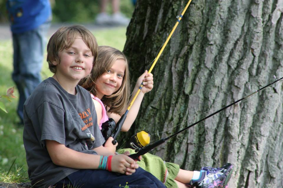 kids fishing