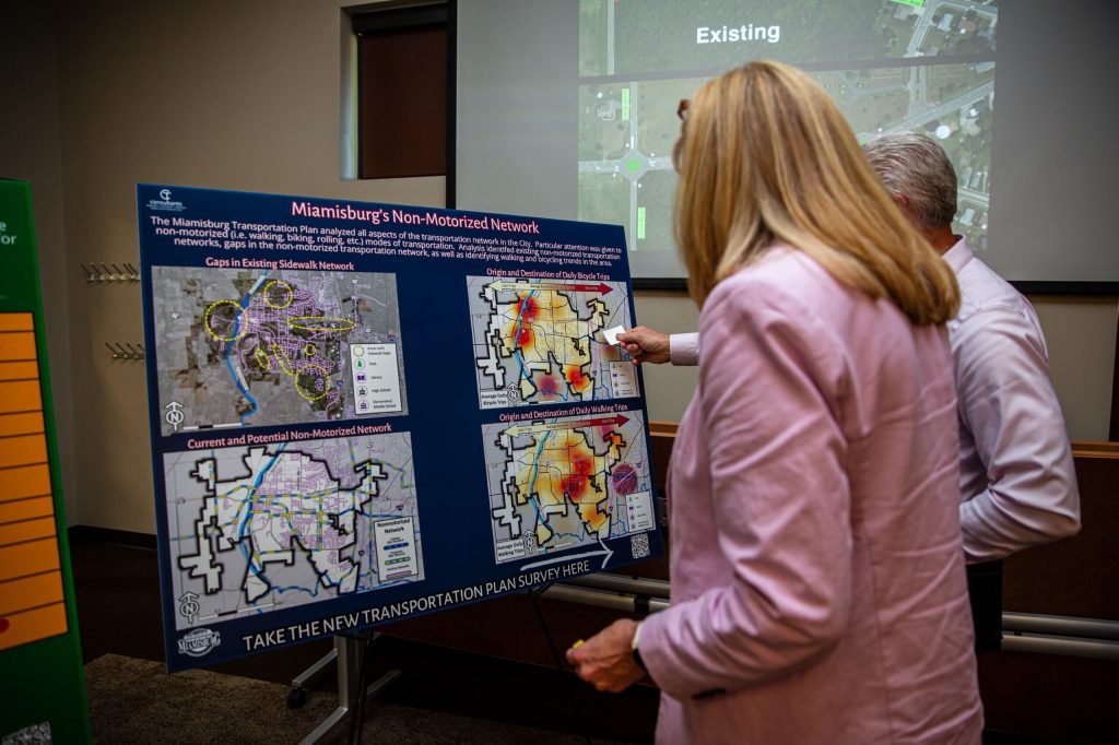 Citizen Participation Citizens reviewing non-motorized transportation information.