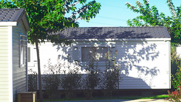 A white mobile home unit