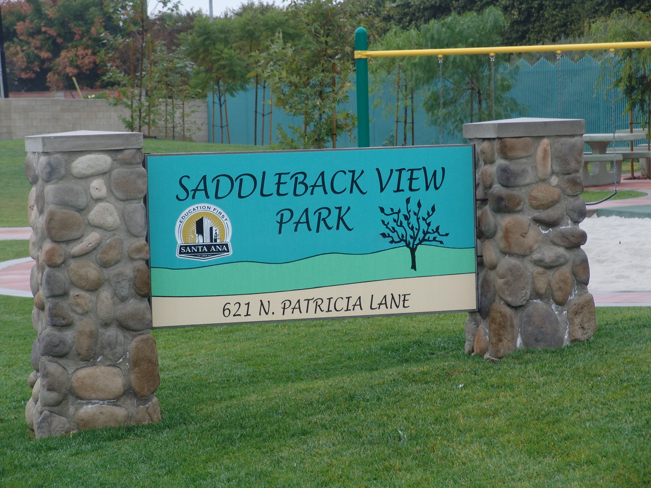 Saddleback view park sign