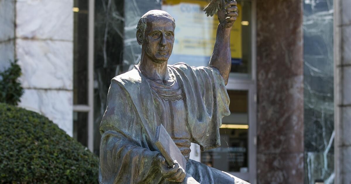 Photo of a statue