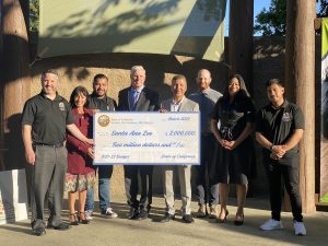 Senator Umberg Delivers Check to Zoo