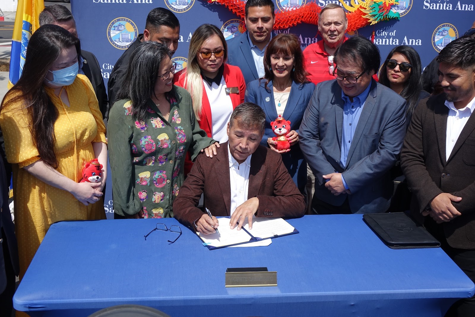 Mayor Sarmiento signing Chinatown apology resolution