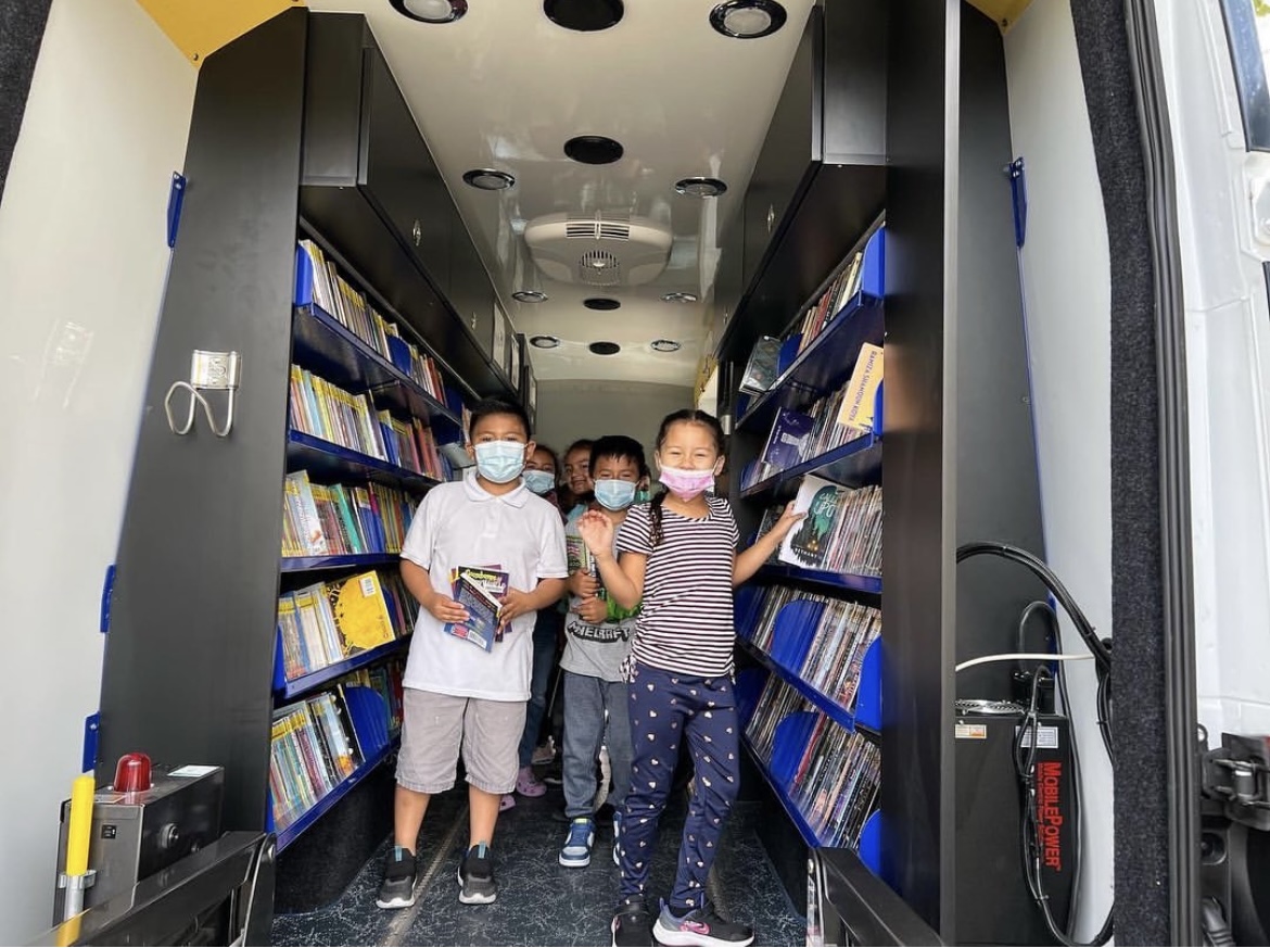 Kids inside the Library Knowledge Mobile