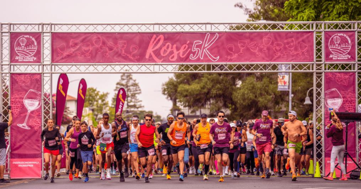 Photo of a crowd of runners at a starting line.