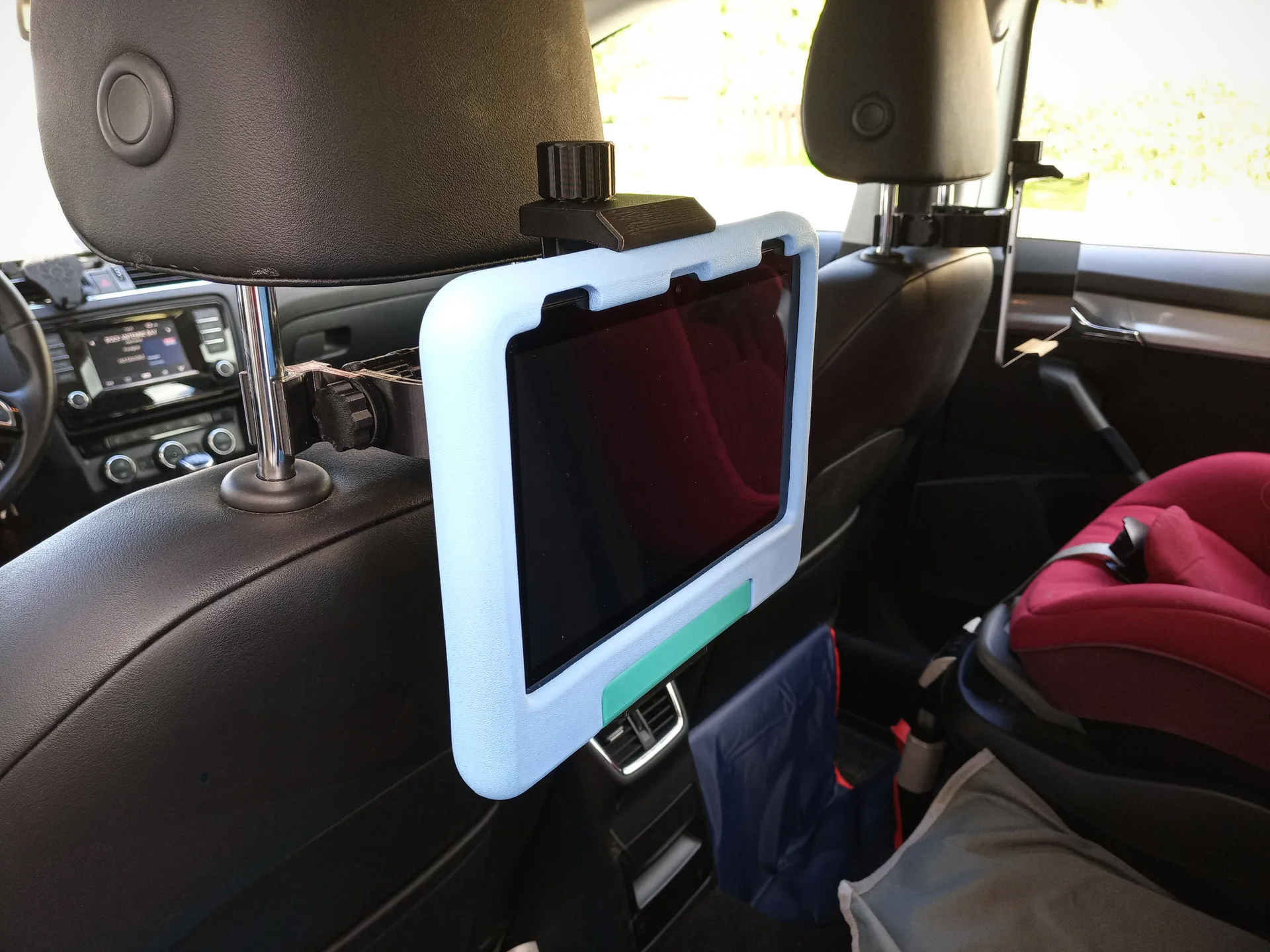 Universal tablet holder for cars/headrest by Bananenminister