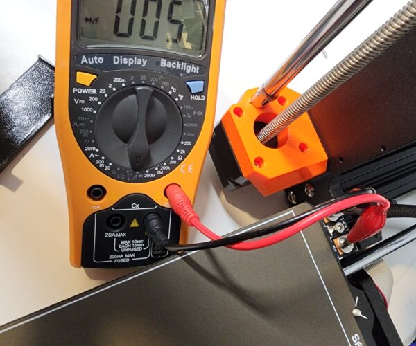 Continuity test of Heatbed out wires (heatbed side). Resistance measures 5 ohms, indicating a short.