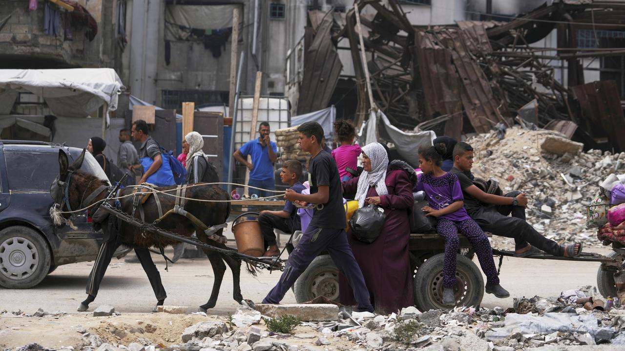 Displaced Palestinians fleeing Beit Lahia
