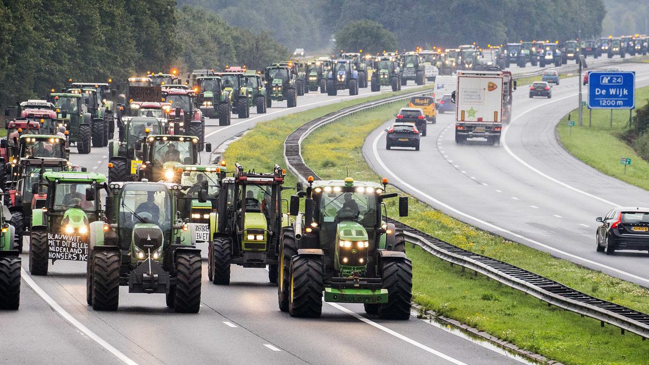 Farmers on their tractors between Hoogeveen and Meppel