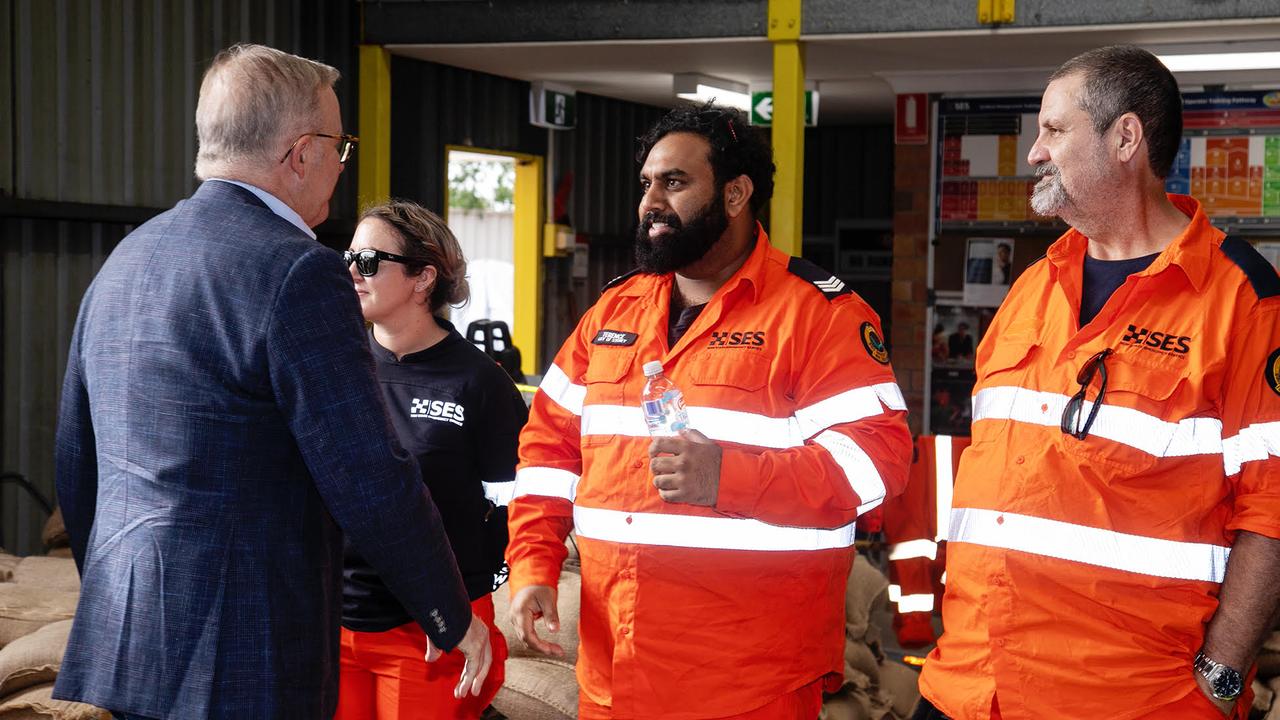 Anthony Albanese shakes hands with SES workers in Maitland.