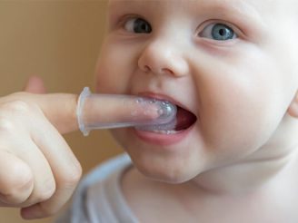Como e quando fazer a higiene oral do bebé?