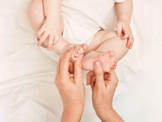 Como aliviar as cólicas do bebé
