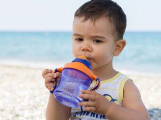 Prevenir a desidratação infantil no verão