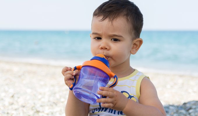 Prevenir a desidratação infantil no verão