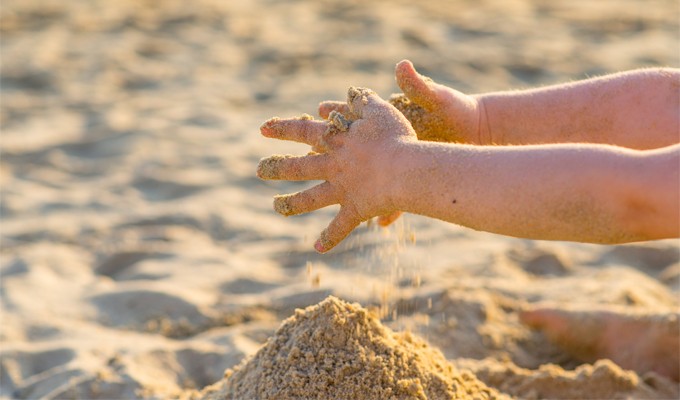 criancas a brincar na areia