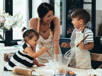 Como pôr a criança a cozinhar: 7 estratégias