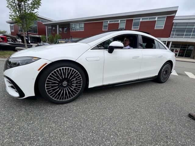 Diplômé Kyle Gallucci montrant la nouvelle Mercedes avec un seul construit au Salon de l'auto le week-end dernier. Cela faisait partie de