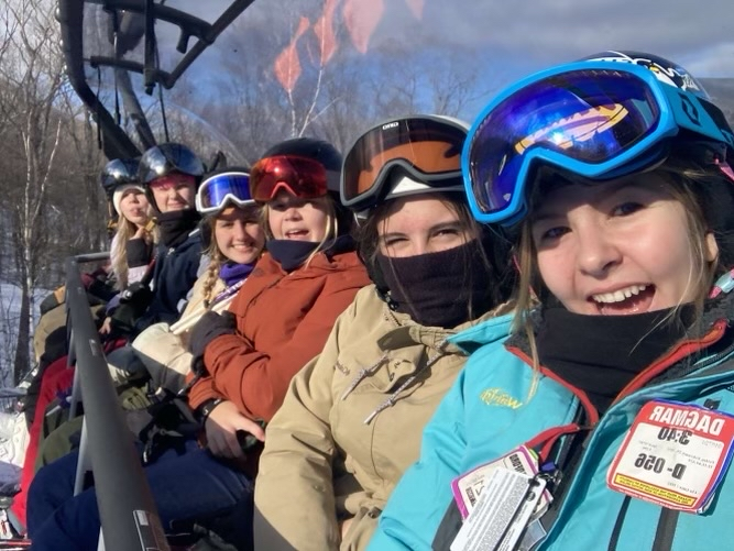 Nuestro Club de Esquí y Snowboard tuvo su primer viaje del año el sábado. Más de 50 estudiantes y 6 chaperones viajaron a Loon M