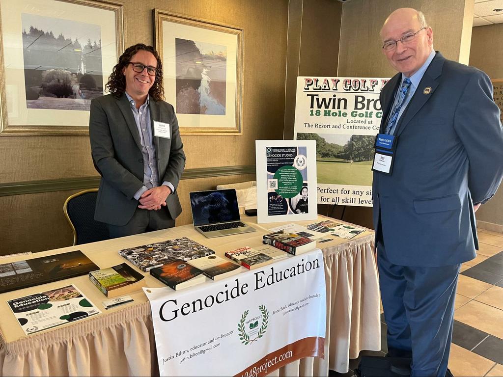 Il signor Bilton ha presentato l'educazione al genocidio alla conferenza congiunta dell'Associazione dei comitati scolastici del Massachusetts e dell'Associazione dei sovrintendenti scolastici del Massachusetts.