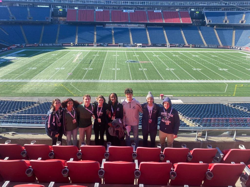 Mr. Murphy und mehrere Studenten nahmen heute am MIAA Sportsmanship Summitt im Gilette Stadium teil.