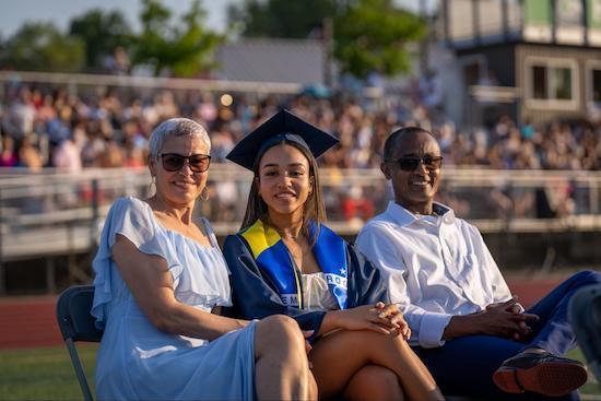 Graduado e família durante a cerimônia