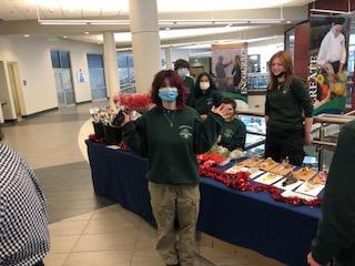 Les étudiants en horticulture durable répandaient l'amour lors de leur vente de plantes pour la Saint-Valentin.