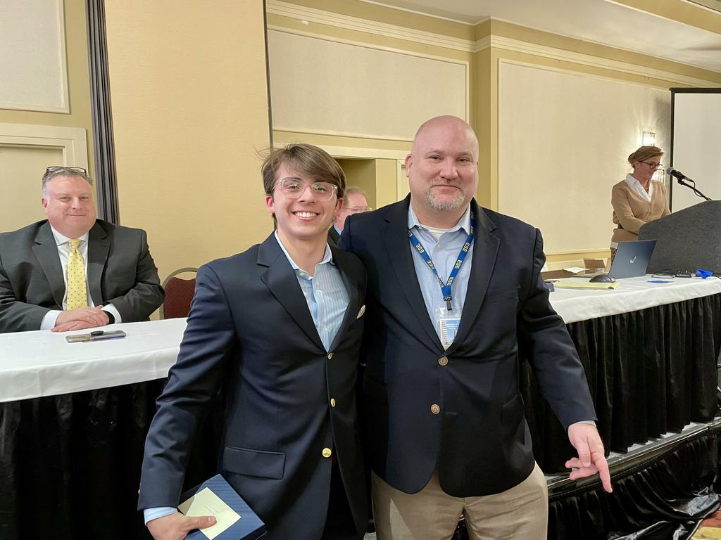 El comisionado Jeff Riley entregó a Beck Herman su premio Presidential Scholar en la conferencia MAVA