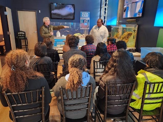 Il direttore del Museo di Salem dei veri pirati, Bill Golden, presenta il dottor Scott Herber