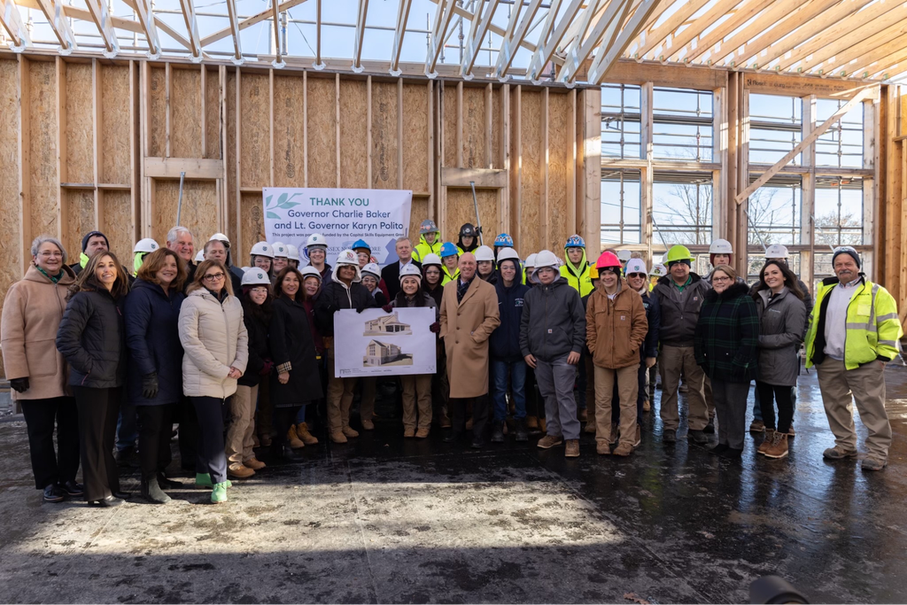 Gouverneur Baker bezocht studenten in Larkin Cottage, waar alle bouwvakkers betrokken zullen zijn bij het bouwproject.