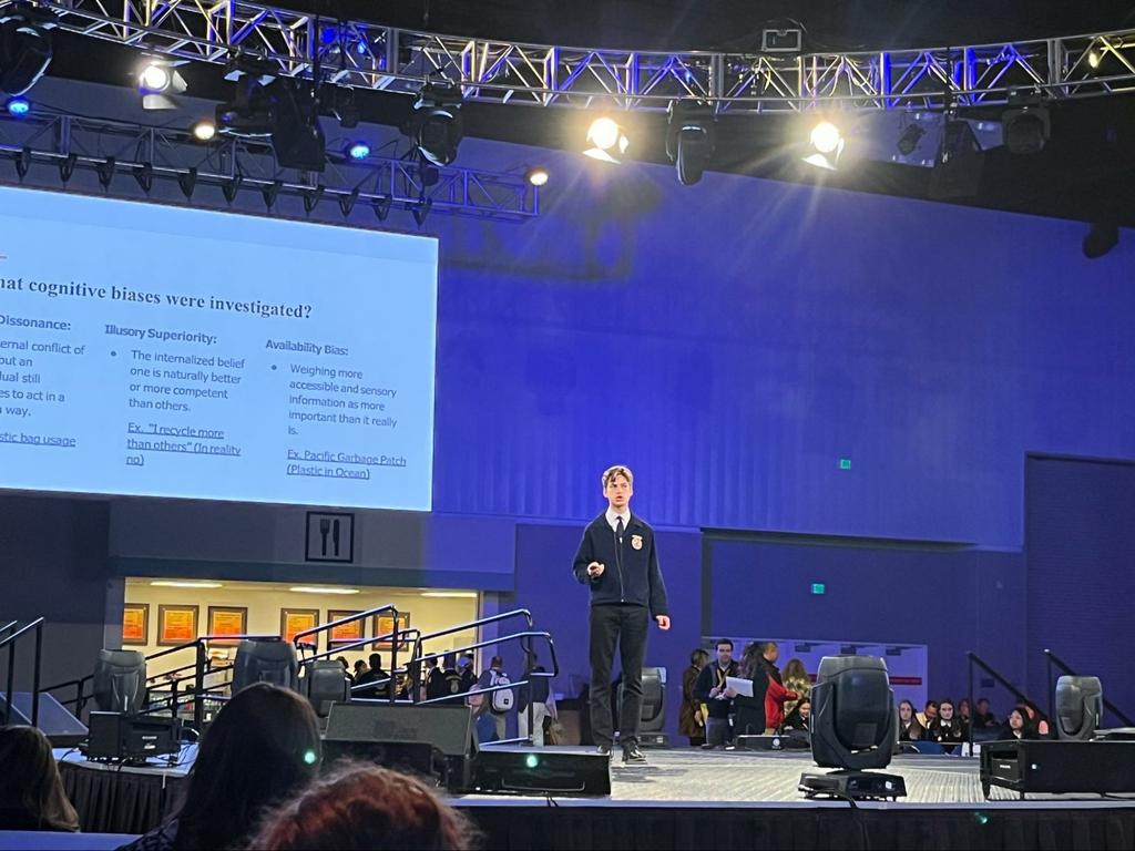 Nathan Hammerschmitt-Le Gal presentando su proyecto de investigación en la Convención FFA.