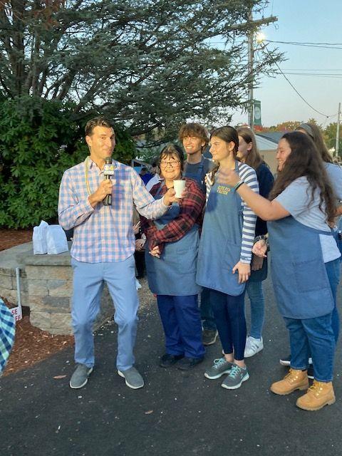 ¡Nuestro impresionante equipo FFA recibió una visita sorpresa de WBZ! Hicieron un gran trabajo hablando de FFA y promocionando el Cider Stan.