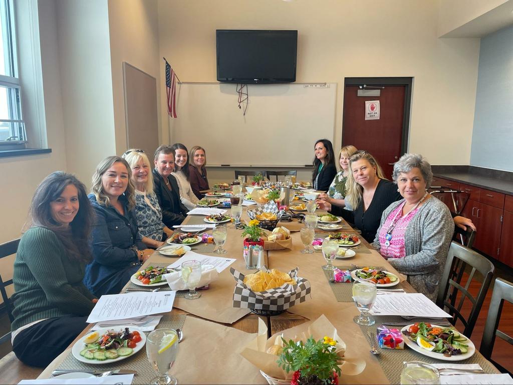 Algunos de nuestros fantásticos asistentes administrativos disfrutando de su almuerzo de agradecimiento. Gracias por todo lo que haces por nuestros estudiantes.