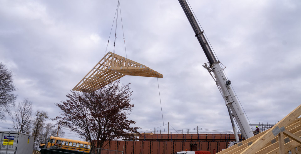 El Fondo de Capacitación de Carpinteros de los Estados del Atlántico Norte trabajó junto con nuestros estudiantes para instalar las vigas del techo en Larkin Co.