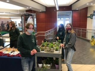 Los estudiantes de horticultura sostenible difundieron el amor en la venta de plantas del Día de San Valentín.