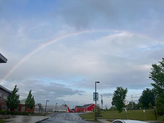 Donderdagavond sierde een regenboog onze campus.