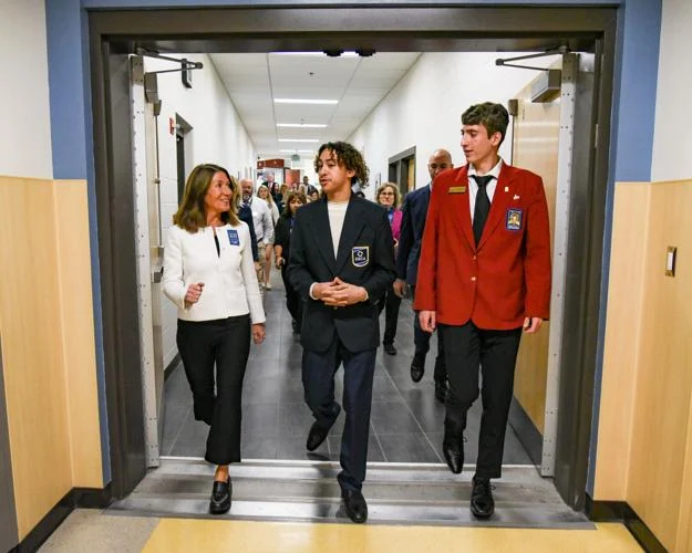 ¡La vicegobernadora de Massachusetts, Karyn Polito, con Divanni Fernandez y Thomas Williamson (de izquierda a derecha) durante su recorrido!