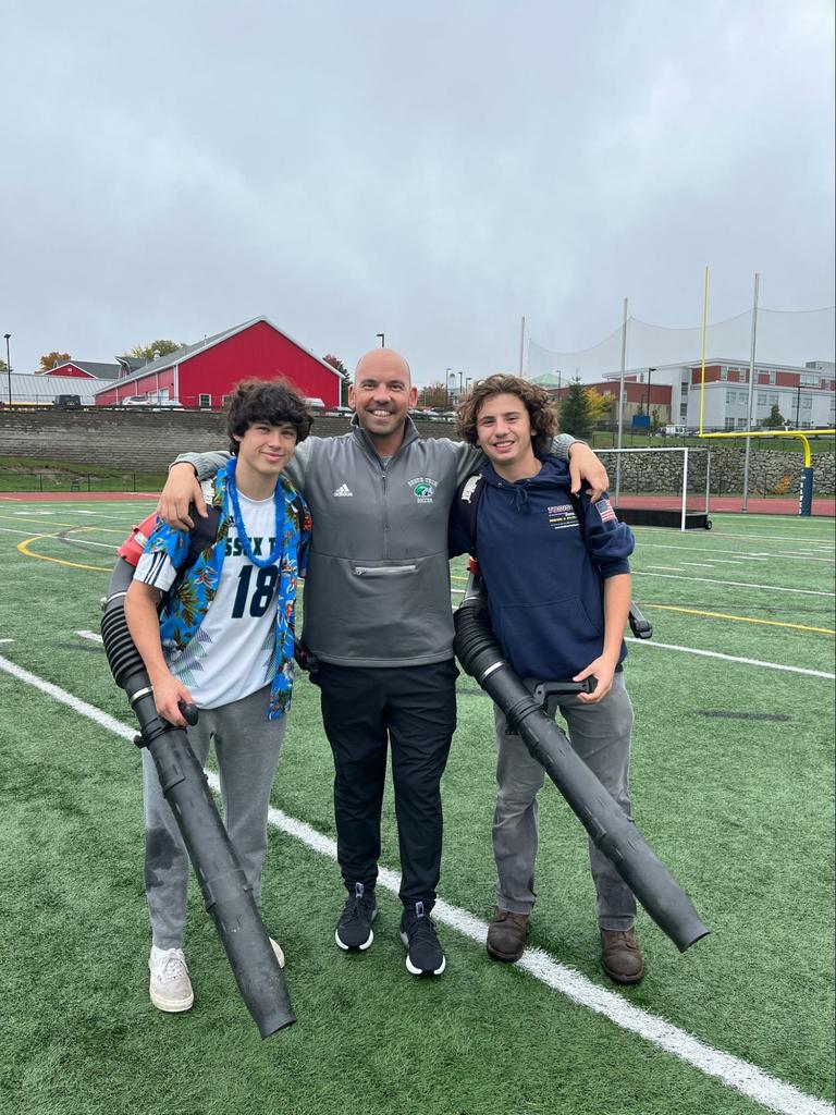 Mason Coughlin y Pat Tidisco salvaron el día al secar todas las gradas con los sopladores de hojas antes del mitin. Impresionante