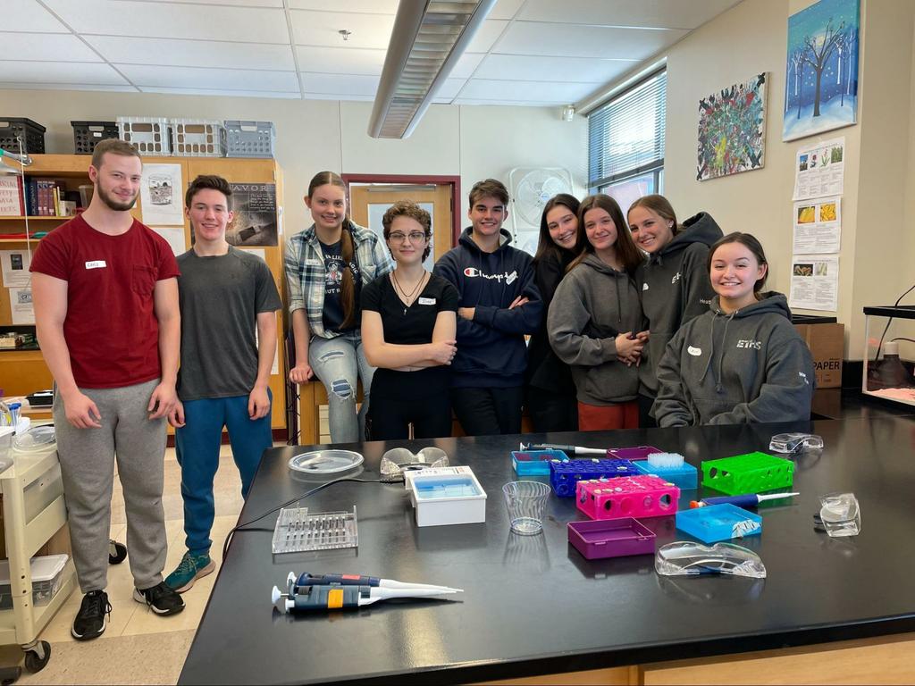 Los estudiantes de biotecnología de grado 12 pasaron gran parte de la semana en la escuela secundaria regional de Masconomet en Boxford enseñando a estudiantes de séptimo grado