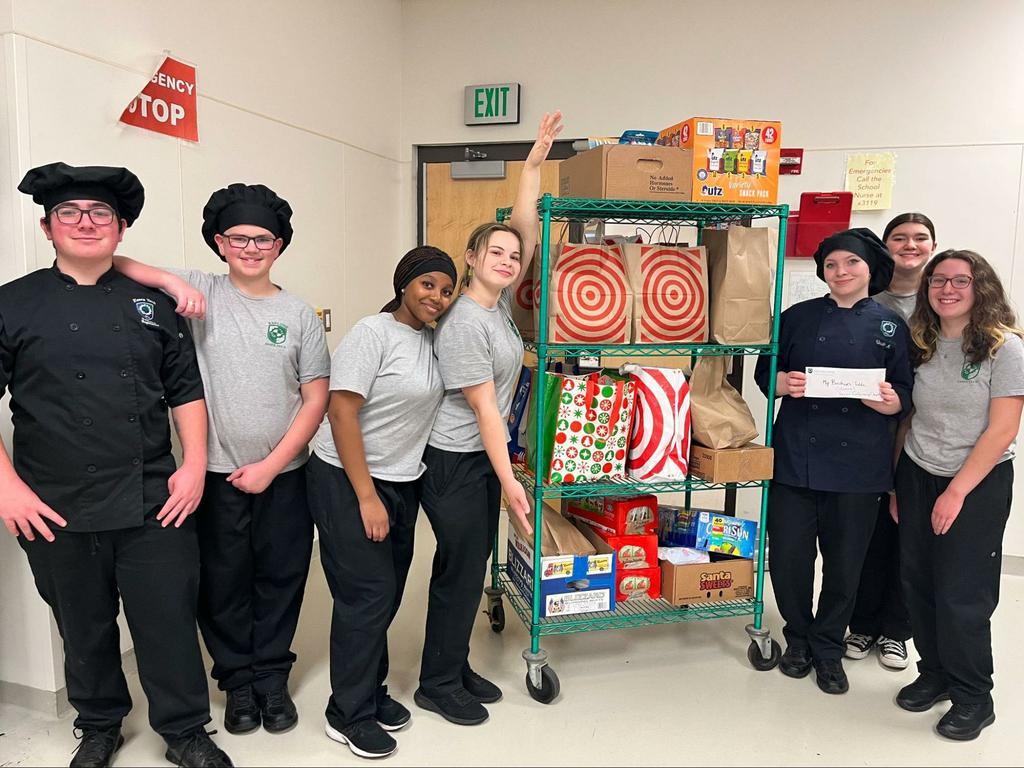 El programa de artes culinarias y hospitalidad recolectó alimentos para la colecta, además de tarjetas de regalo para donar a My Brother's Table en Lynn