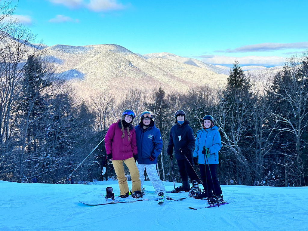 Nosso Clube de Esqui e Snowboard teve sua primeira viagem do ano no sábado. Mais de 50 alunos e 6 acompanhantes viajaram para Loon M