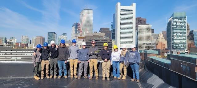 De studenten Electrical en CCL zijn hard aan het werk geweest in het Seaport District om armaturen van een kantoor te ontmantelen en te verwijderen